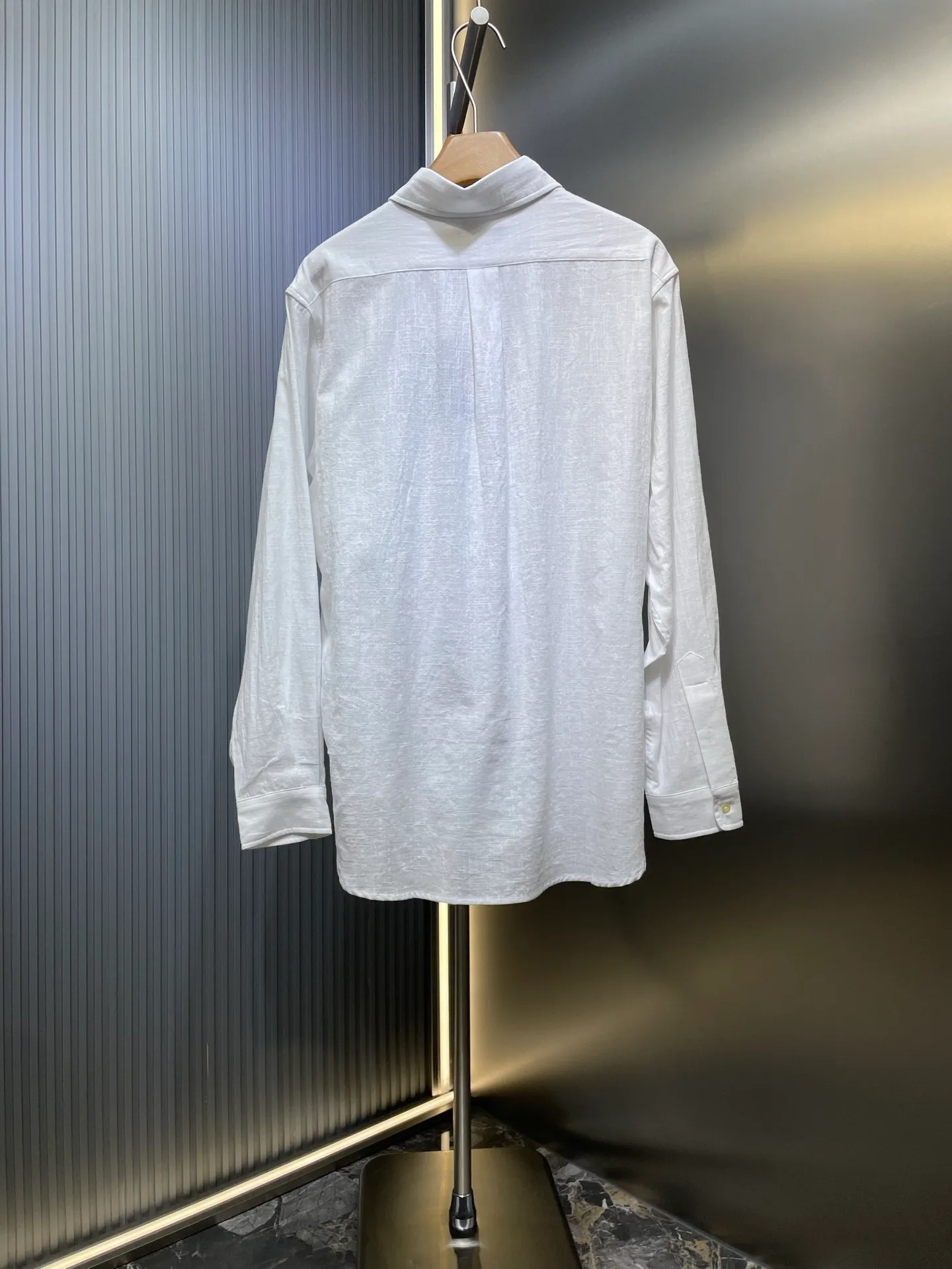 P430 Ralph Lauren 🌟[Top Original] Embroidered linen shirt. Selected high-quality linen material with natural texture and breathability. Tight and smooth, comfortable and close to the skin. Stunning appearance with a touch of pure white. The iconic pony embroidery is like a smart note jumping on the white canvas. Simple but highly recognizable. The clever design of the outer pleated split back shoulder adds a sense of agility and detachment in a minimalist shape. Contains the soul of fashion. Process 1: Adopt imported machine embroidery technology and use advanced computer control systems and precision mechanical components to achieve the iconic pony embroidery operation with high precision and smooth and delicate lines. Process 2: Adopt side-turning buried clamp stitching process, which is smooth and tidy. Process 3: The fabrics have been washed and have a better hand feel. Not easy to deform, not easy to shrink, not easy to fade, and maintain long-term beauty. Accessories: Customized 1:1 thick plate resin buckle Customized 1:1 Ralph Lauren trademark Fit: Loose fit Size: S M L XL